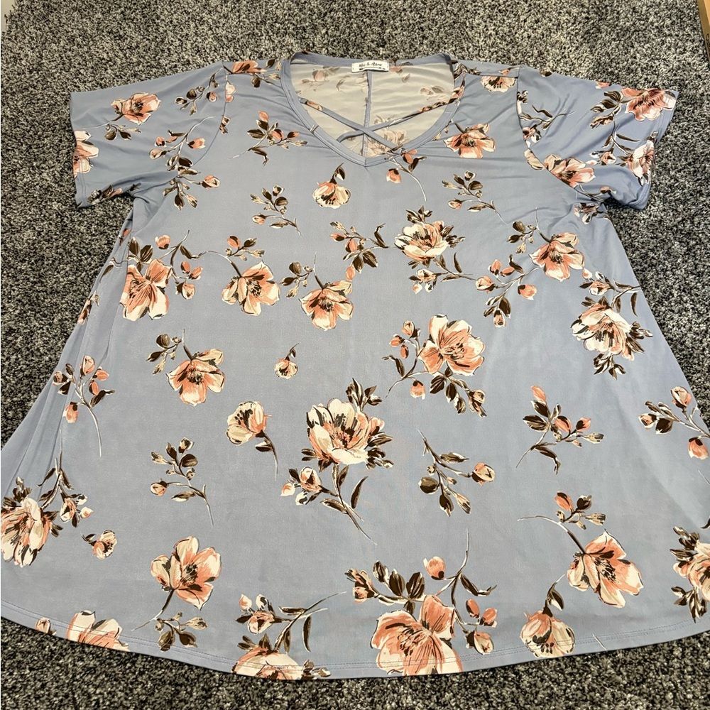 Mow & arrow woman’s Floral V-Neck  Top/ blouse size 1xl